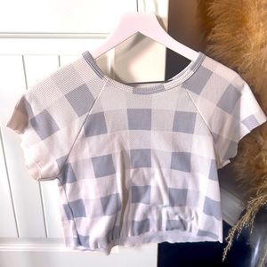 Crop top patterned t- shirt